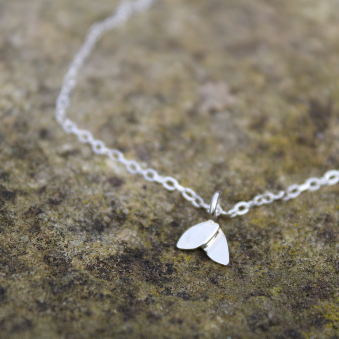 Duo leaf bracelet with silve trace chain on stone background